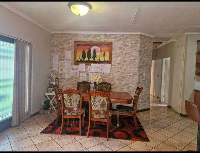 3 BEDROOM HOUSE FOR SALE IN COUNTRY VIEW